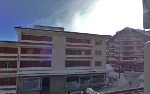 Crans-Montana 320: Lucht, Gebouw, Dag, Eigendom, Wolk, Venster, Stedelijk Ontwerp, Buurt, Muur, Woongebied