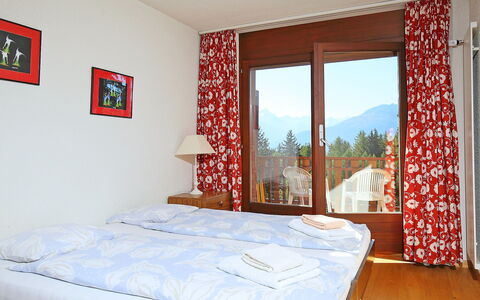 Crans-Montana 353: Slaapkamer, Bed, Kamer, Meubilair, Eigendom, Laken, Interieur Ontwerp, Bed Frame, Rood, Muur