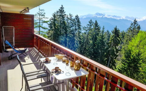 Crans-Montana 353: Lucht, Wolk, Veranda, Berg, Tafel, Boom, Hout, Stoel, Gebouw, Fabriek