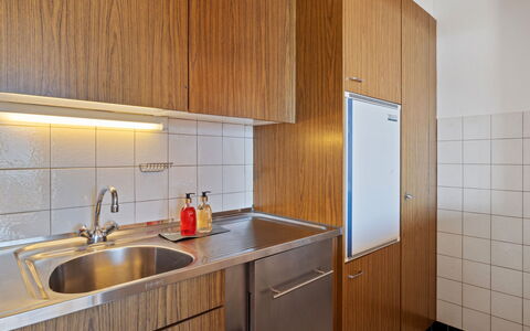 Crans-Montana 388: Keuken, Countertop, Flooring, Hout, Toestel Van De Keuken, Interieur Ontwerp, Gootsteen, Major Appliance, Cabinetry, Verdieping