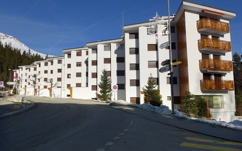 Crans-Montana 450: Lucht, Fabriek, Eigendom, Gebouw, Venster, Boom, Architectuur, Stedelijk Ontwerp, Buurt, Woongebied