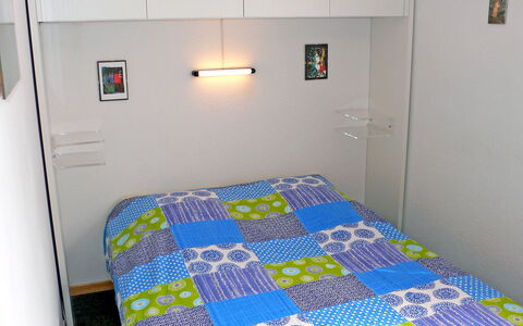 Crans-Montana 450: Slaapkamer, Kamer, Bed, Laken, Verdieping, Eigendom, Meubilair, Matras, Textiel, Bedding