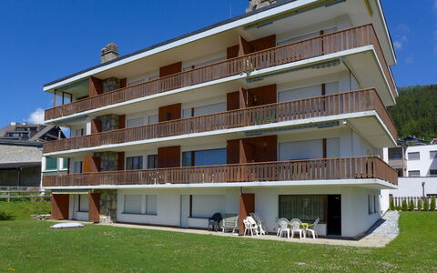 Crans-Montana 560: Lucht, Gebouw, Fabriek, Venster, Stedelijk Ontwerp, Condominium, Woongebied, Boom, Onroerend Goed, Facade
