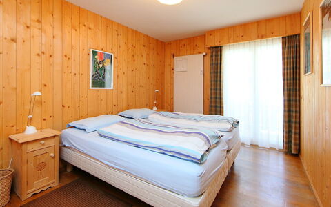 Crans-Montana 560: Slaapkamer, Bed, Meubilair, Kamer, Matras, Eigendom, Bed Frame, Laken, Verdieping, Hardwood