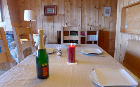 Crans-Montana 560: Kamer, Hout, Tafel, Meubilair, Hardwood, Gebouw, Huis, Verdieping, Interieur Ontwerp, Multiplex