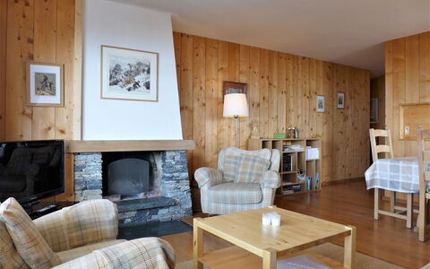 Crans-Montana 560: Tafel, Meubilair, Eigendom, Bankstel, Fotolijst, Comfort, Hout, Interieur Ontwerp, Woonkamer, Verdieping