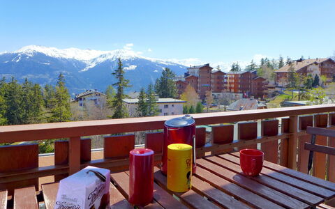 Crans-Montana 560: Lucht, Eigendom, Gebouw, Berg, Natuur, Hout, Hek, Buitenmeubels, Boom, Tafel