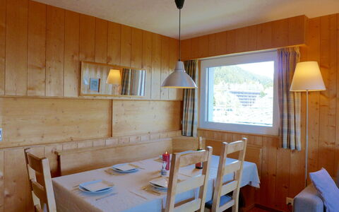 Crans-Montana 560: Kamer, Meubilair, Eigendom, Gebouw, Tafel, Interieur Ontwerp, Eetkamer, Verdieping, Onroerend Goed, Huis