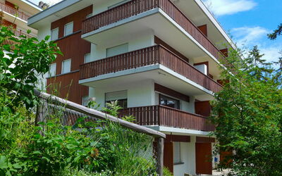 Crans-Montana 560: Fabriek, Gebouw, Eigendom, Lucht, Wolk, Groen, Venster, Land Lot, Stedelijk Ontwerp, Boom