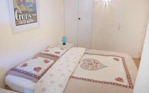 Crans-Montana 760: Slaapkamer, Bed, Kamer, Eigendom, Bed Frame, Laken, Meubilair, Verdieping, Huis, Interieur Ontwerp