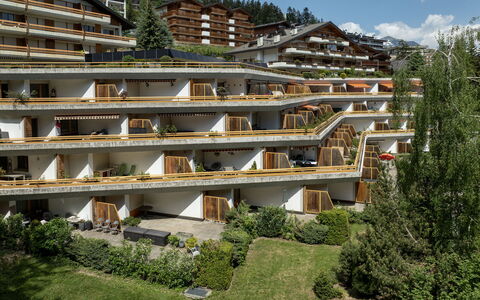 Crans-Montana 760: Architectuur, Helling, Bergdorp, Eco Hotel, Balkon