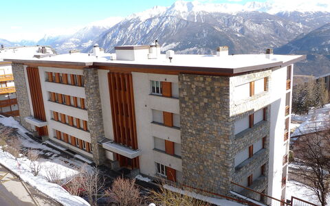 Crans-Montana 780: Lucht, Gebouw, Dag, Eigendom, Berg, Sneeuw, Wit, Venster, Huis, Helling