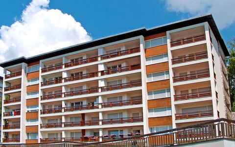 Crans-Montana 780: Wolk, Lucht, Gebouw, Dag, Venster, Blok Van De Toren, Stedelijk Ontwerp, Condominium, Boom, Woongebied