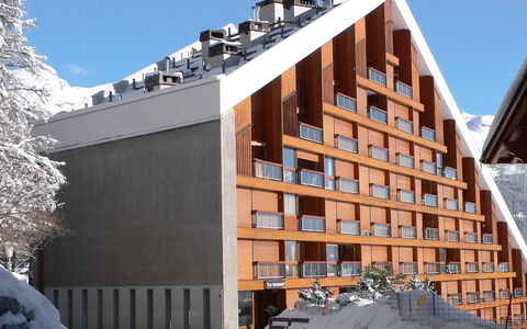Crans-Montana 910: Lucht, Gebouw, Eigendom, Sneeuw, Hout, Fabriek, Helling, Stedelijk Ontwerp, Woongebied, Boom