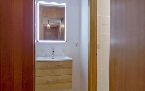 Crans-Montana 910: Kraan, Spiegel, Wastafel, Badkamerkast, Wastafel In De Badkamer, Cabinetry, Loodgieterswerkinrichting, Badkamer, Hout