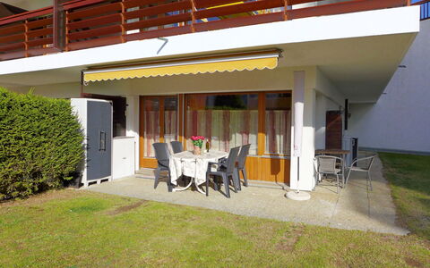Valdor a 42 Sud: Meubilair, Gebouw, Schaduw, Fabriek, Interieur Ontwerp, Veranda, Land Lot, Stoel, Gras, Woongebied