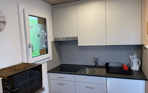 Margrith: Cabinetry, Eigendom, Countertop, Lade, Keuken, Interieur Ontwerp, Verlichting, Fornuis, Flooring, Ladenkast