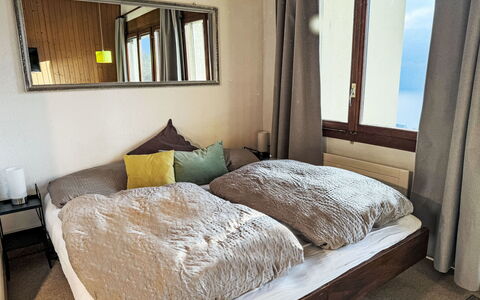 Platten: Meubilair, Bed, Interieur Ontwerp, Slaapkamer, Bedding, Laken, Verdieping, Hout, Kamer, Linens