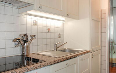 Lido App. 46 2.1: Kraan, Cabinetry, Gootsteen, Countertop, Wastafel, Loodgieterswerkinrichting, Gebouw, Keuken, Hout, Interieur Ontwerp