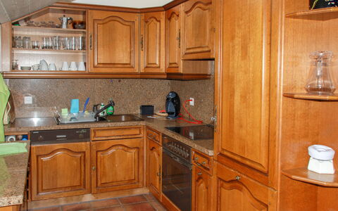 Tazzino: Bruin, Cabinetry, Eigendom, Countertop, Meubilair, Lade, Keuken, Gootsteen, Hout, Wastafel