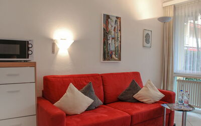 Residenza Lido Appartment 009 410.2: Fotolijst, Bankstel, Meubilair, Eigendom, Comfort, Woonkamer, Hout, Verlichting, Flooring, Verdieping