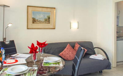 Residenza Lido Appartment 008 410.1: Gebouw, Tafel, Bankstel, Meubilair, Eigendom, Tableware, Fotolijst, Comfort, Woonkamer, Interieur Ontwerp
