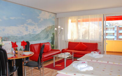 Residenza Lido 410.24: Tafel, Meubilair, Eigendom, Textiel, Interieur Ontwerp, Stoel, Woonkamer, Lamp, Schaduw, Comfort