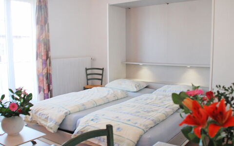 Ascona 100: Kamer, Meubilair, Slaapkamer, Eigendom, Interieur Ontwerp, Bed, Gebouw, Suite, Muur, Gordijn