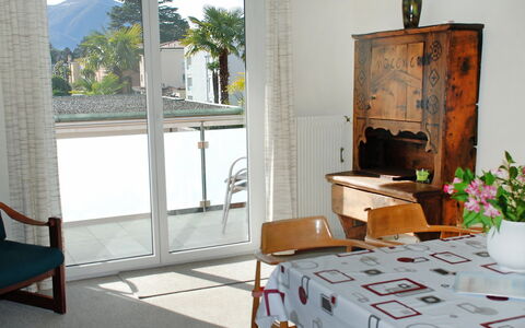 Ascona 100: Kamer, Eigendom, Meubilair, Interieur Ontwerp, Tafel, Kamerplant, Huis, Gebouw, Verdieping, Huis