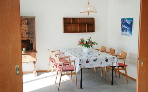 Ascona 100: Kamer, Meubilair, Eigendom, Interieur Ontwerp, Eetkamer, Tafel, Verdieping, Gebouw, Huis, Onroerend Goed