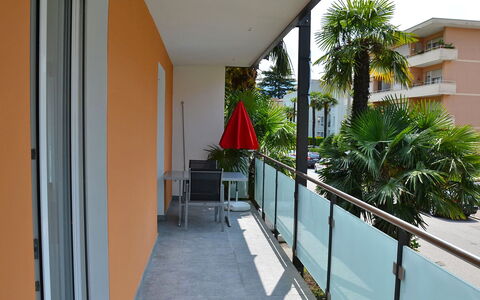 Ascona 100: Eigendom, Balkon, Gebouw, Onroerend Goed, Huis, Architectuur, Kamer, Huis, Veranda, Appartement