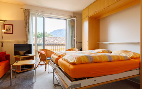 Ascona 100: Meubilair, Eigendom, Comfort, Gebouw, Oranje, Interieur Ontwerp, Hout, Bed Frame, Lamp, Hoofdkussen