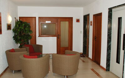 Ascona 100: Eigendom, Hout, Fabriek, Deur, Flooring, Verdieping, Hal, Tafel, Gebouw