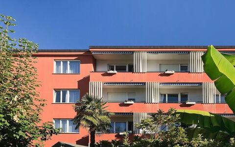 Ascona 200: Venster, Lucht, Gebouw, Stedelijk Ontwerp, Fabriek, Woongebied, Boom, Facade, Tinten En Schaduwen