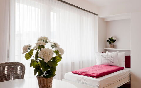 Ascona 200: Meubilair, Slaapkamer, Kamer, Wit, Interieur Ontwerp, Bed, Bed Frame, Eigendom, Gordijn, Roze