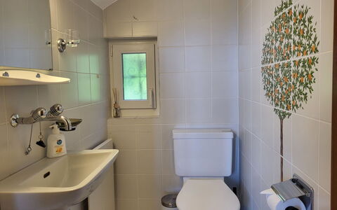 Stellina del Sole: Badkamer, Wc Bril, Toilet, Wastafel In De Badkamer, Loodgieterswerkinrichting, Muur, Wastafel, Interieur Ontwerp, Flooring, Kraan