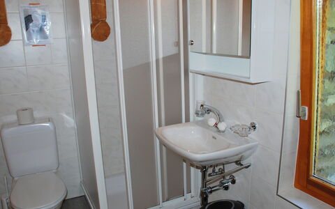Rustico Dara Cotta: Badkamer, Kamer, Eigendom, Toilet, Loodgieterswerkinrichting, Badkamer Accessoire, Muur, Huis, Verdieping, Wastafel In De Badkamer