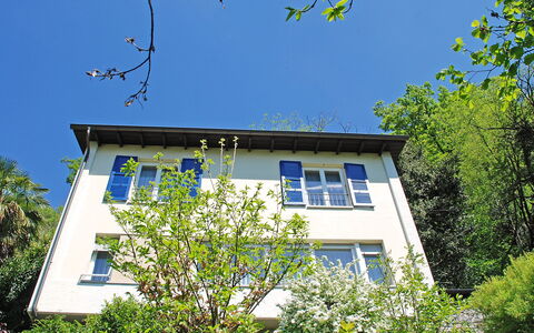 Christa: Huis, Eigendom, Blauw, Boom, Huis, Onroerend Goed, Gebouw, Architectuur, Lucht, De Lente