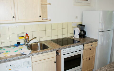 Christa: Countertop, Keuken, Kamer, Eigendom, Cabinetry, Meubilair, Wastafel, Major Appliance, Gootsteen, Tegel