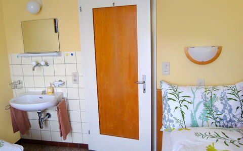 Carlo Cityview Lugano: Kamer, Oranje, Badkamer, Geel, Eigendom, Deur, Badkamer Accessoire, Interieur Ontwerp, Verdieping, Muur