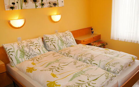 Carlo Cityview Lugano: Slaapkamer, Bed, Laken, Bedding, Matras, Meubilair, Kamer, Bed Frame, Eigendom, Dekbedovertrek