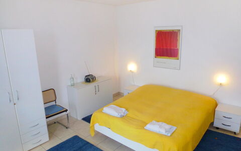 Aldesago 102: Slaapkamer, Kamer, Bed, Meubilair, Eigendom, Laken, Verdieping, Geel, Bed Frame, Bedding