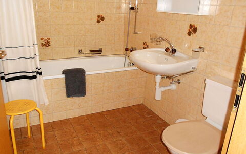 Haus Murena: Badkamer, Eigendom, Kamer, Toilet, Tegel, Loodgieterswerkinrichting, Verdieping, Muur, Interieur Ontwerp, Wastafel In De Badkamer