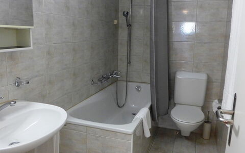 St. Moritz 116: Badkamer, Eigendom, Loodgieterswerkinrichting, Kamer, Toilet, Tegel, Wc Bril, Kraan, Muur, Architectuur