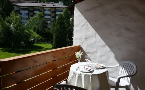 St. Moritz 456: Fabriek, Meubilair, Stoel, Gebouw, Tafel, Venster, Hout, Buitenmeubels, Boom, Huis
