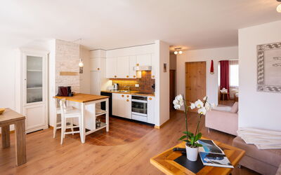 Chesa Piz Cotschen 3 170.3: Tafel, Meubilair, Hout, Oranje, Flooring, Verdieping, Gebouw, Woonkamer, Fabriek, Stellingen