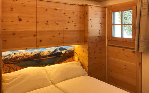 Chesa Alvetern 5: Eigendom, Meubilair, Comfort, Gebouw, Venster, Hout, Interieur Ontwerp, Verdieping, Bed Frame