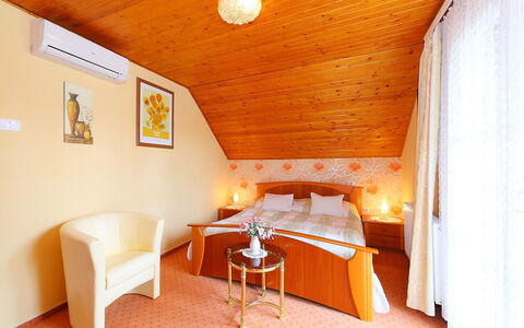 Flamingo: Kamer, Eigendom, Meubilair, Gebouw, Interieur Ontwerp, Plafond, Slaapkamer, Onroerend Goed, Bed, Suite