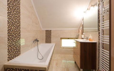 Flamingo: Gebouw, Eigendom, Bad, Loodgieterswerkinrichting, Badkamer, Hout, Interieur Ontwerp, Kraan, Verdieping, Huis