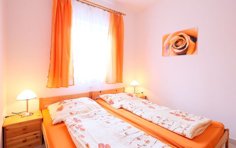 Balatonmariafurdo 750: Slaapkamer, Bed, Kamer, Meubilair, Laken, Eigendom, Oranje, Bed Frame, Bedding, Interieur Ontwerp